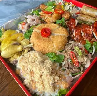 Hình ảnh   gà ta quay 1 con +1/2 gà ta luộc +nem rán +bê xào +chân gà ủ muối hoa tiêu +xôi chim câu +lòng mề xào +nộm +rau thơm gia vị c