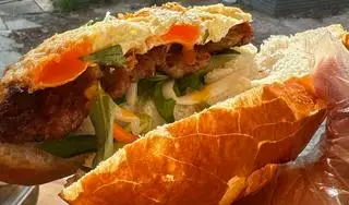 Hình ảnh Bánh mì bò nướng - trứng lòng đào
