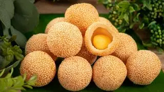 Bánh cam lúc lắc- Bánh rán mè - 45.000 ₫ tại Tiệm Bánh Gánh Xôi - Xôi Xéo, Xôi Mặn & Bánh Cam Lúc Lắc - Lâm Văn Bền
