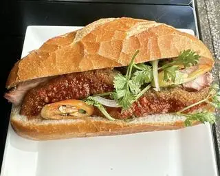 BÁNH MÌ HEO QUAY DA GIÒN - 30.000 ₫ tại Bánh Mì Heo Quay A Tài - Phạm Thế Hiển