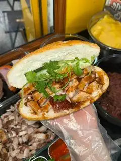 Hình ảnh Bánh mì heo quay đặc biệt - nhiều thịt