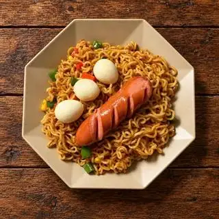 Hình ảnh Mì trộn xúc xích trứng cút 