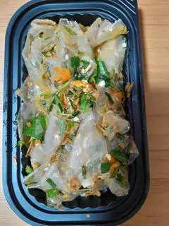 Hình ảnh bánh tráng mỡ hành trứng muối vò.