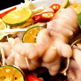 Hình ảnh Chân gà rút xương ngâm xoài  cóc