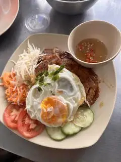 Hình ảnh Cơm tấm sườn nướng mật ong + bì + ốp la (tặng canh rong biển)