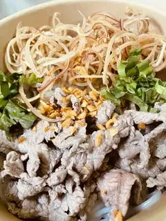 Bún Thái Bò Tái - 65.000 ₫ tại Quán Bún Thái Mì Trộn Gia Bảo - Lê Văn Lương