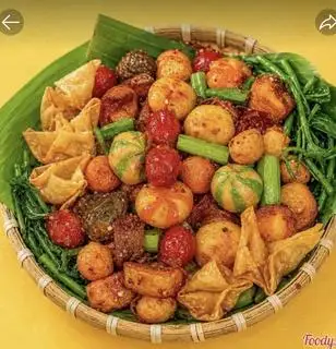 Hình ảnh com bo 4 người ăn viên chiên sốt thái