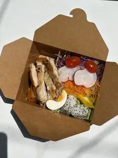 Hình ảnh Khoai Lang Mật Đùi Gà Nướng và Salad