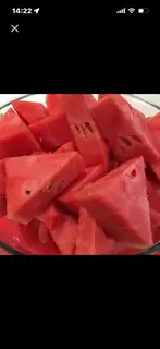 Hình ảnh dưa hấu cắt sẵn họp 350g kèm muối chấm 