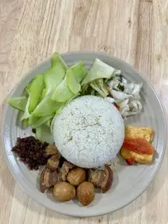 Hình ảnh cơm thịt ba chỉ kho trứng cút