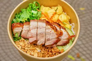 Hình ảnh Bún trộn heo quay mắm nêm/mắm chua ngọt