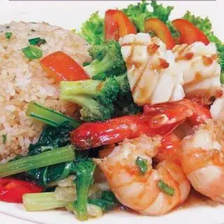 Hình ảnh Cơm chiên hải sản xào rau