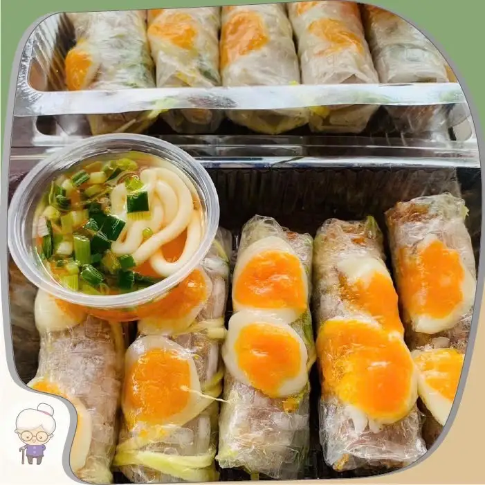 Cuốn trứng lòng đào - sốt bơ me - 45.000 ₫ tại Bánh Tráng Nội Nội - Phan Văn Hân