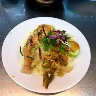 Cơm gà chặt - 55.000 ₫ tại Cơm Gà Tam Kỳ Quốc Ân - Đào Duy Từ