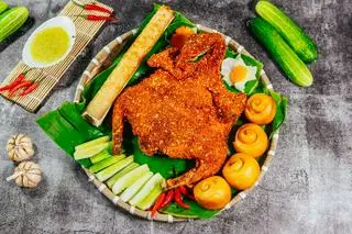 combo Gà nướng muối ớt +1 cơm lam +4 banh bao - 250.000 ₫ tại Gà Nướng Quỳnh Như - Cách Mạng Tháng 8