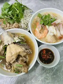 Hình ảnh Bún nước lèo tô đặt biệt +đầy đủ +thêm đầu cá lóc nhỏ 