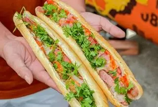 Hình ảnh Bánh mì que thịt xông khói