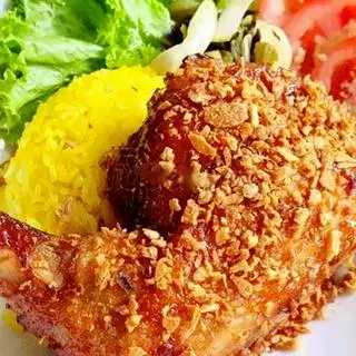 Cơm đùi gà góc tư sốt mắm tỏi - 65.000 ₫ tại Cơm Gà Xối Mỡ Tài Ký - Đường Số 32