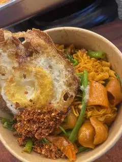 Hình ảnh Mì trộn phá lấu + trứng