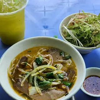 Combo No Nê: Bún Bò Nạm Chả + Nước Mía Khổng Lồ. - 55.000 ₫ tại Bún Bò Nhà Hương - Đào Duy Từ