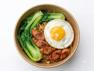 Hình ảnh Mì trộn trứng opla + xúc xích