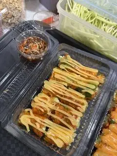 Hình ảnh Bánh tráng cuộn chấm sốt tắc