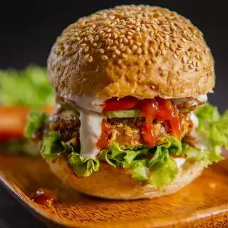 Burger gà thuần chay - Vegan chick’un burger - 85.000 ₫ tại GBomb Cuisine Vegan - Thuần Chay - Nguyễn Hữu Cảnh