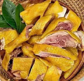Hình ảnh gà ủ muối nửa con hâm nóng kèm sốt chấm