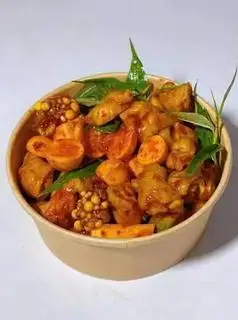 Hình ảnh chân gà sốt thái mix trứng non 