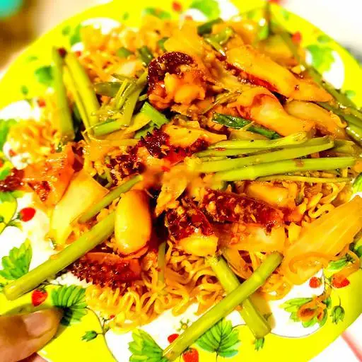 Mì xào râu bạch tuộc - 58.000 ₫ tại Ăn Vặt & Cá Viên Chiên - Đông Hồ