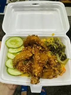 Hình ảnh Cơm Cánh gà mắn tỏi 