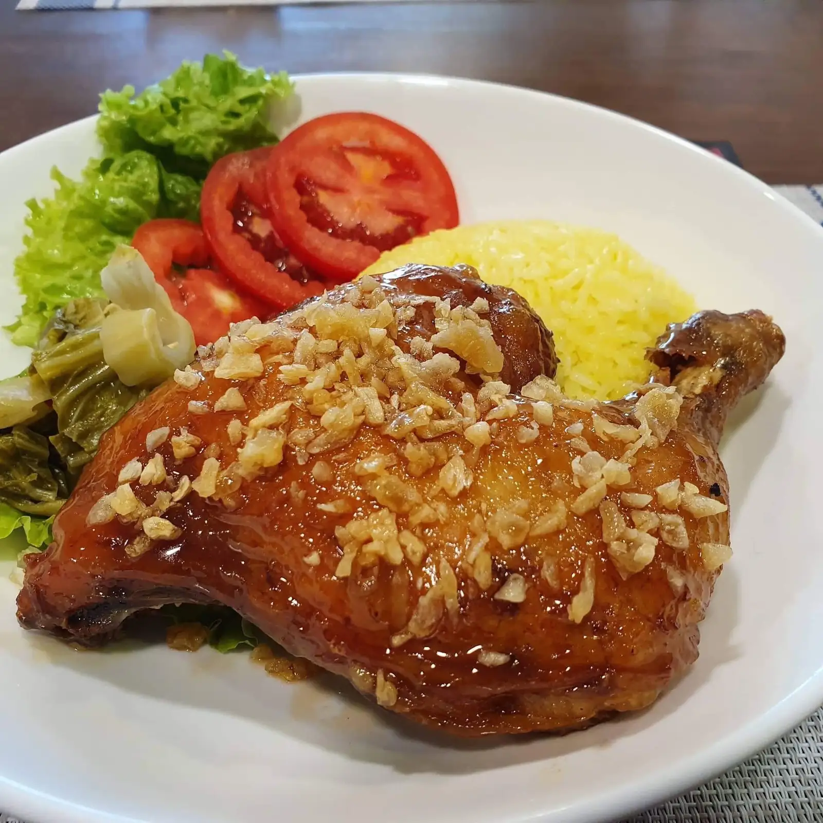 Hình ảnh Cơm gà xối mỡ - Sốt mắm tỏi
