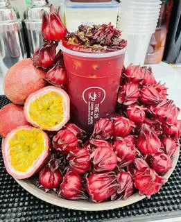 Lục Trà Hibiscus Mix Chanh Dây - ly 700ml - size L - 35.000 ₫ tại Trà Sữa & Cà Phê The.25 - Nguyễn Tất Thành