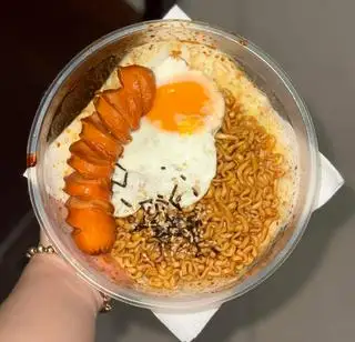 mì samyang xúc xích ốp la  - 85.000 ₫ tại Sumi - Cá Viên , Mì Cay & Ăn Vặt Đêm - Tôn Đản 
