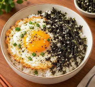 Hình ảnh Cơm Trứng Ốp + Rong Biển Vụn 