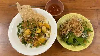 Hình ảnh Mì Quảng heo trứng cút ( kèm tô , dụng cụ ăn )