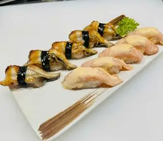 Hình ảnh Set 10 miếng sushi lươn Nhật và cá hồi sốt phô mai cay
