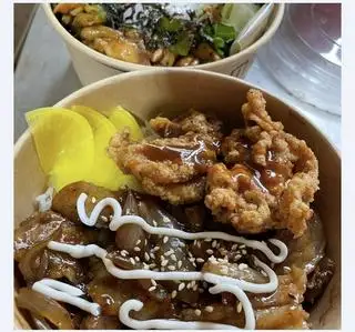 Hình ảnh Cơm Bò Sốt Tiêu Đen + Gà Rán