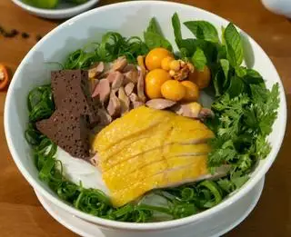 Hình ảnh Bún trộn đầy đủ