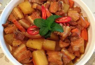 Hình ảnh Cơm rang ba chỉ kho rau củ(có tóp mỡ)