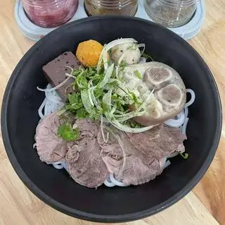 Hình ảnh Bún bò Huế đầy đủ