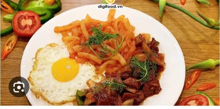 Hình ảnh nui xào bò trứng tặng ly trà tắt 