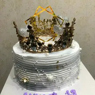 Hình ảnh bánh sinh nhật vương miệng đen