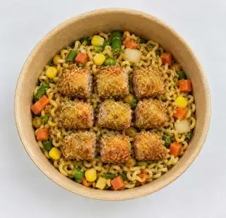 Hình ảnh Mì trộn nem chua rán