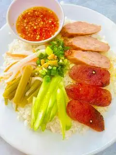 Hình ảnh Cơm tấm nem lụi nướng mật ong - lạp xưởng nướng