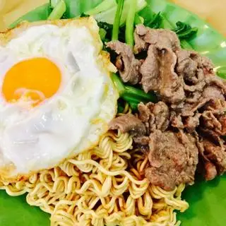Nui ( Mì ) xào bò + trứng ốp la  - 48.000 ₫ tại Sinh Viên Quán - Cơm Gà Xối Mỡ & Ăn Vặt - Đặng Thùy Trâm