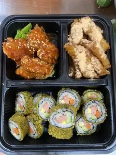 Hình ảnh Sét kimbap chiên + gà viên sốt + khoai tây