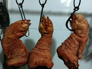 Hình ảnh Giò heo ủ muối chiên giòn nửa cái
