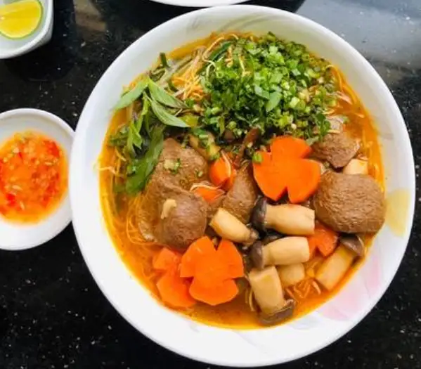 Mì Gói Bò Kho Chay - 60.000 ₫ tại Bún Bò Huế & Mì Quảng Cô Vân - Đường Số 41