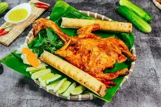 Gà nướng gia truyền +2 cơm lam (tặng full rau) - 255.000 ₫ tại Gà Nướng Quỳnh Như - Cách Mạng Tháng 8